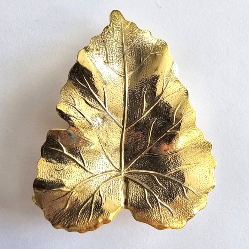 Vintage scarf clip leaf design Gold tone metal forest elf fairy fall autumn